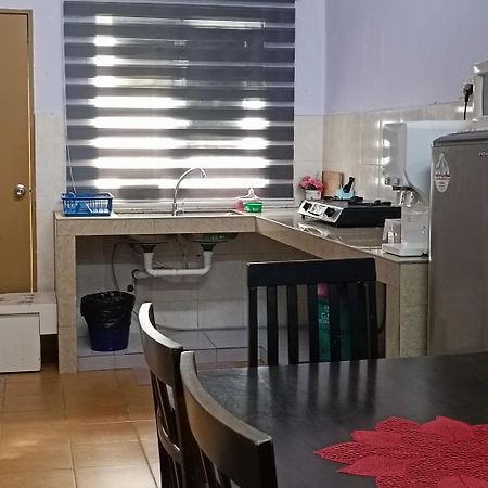 Homestay Lestari Klia Sepang Buitenkant foto